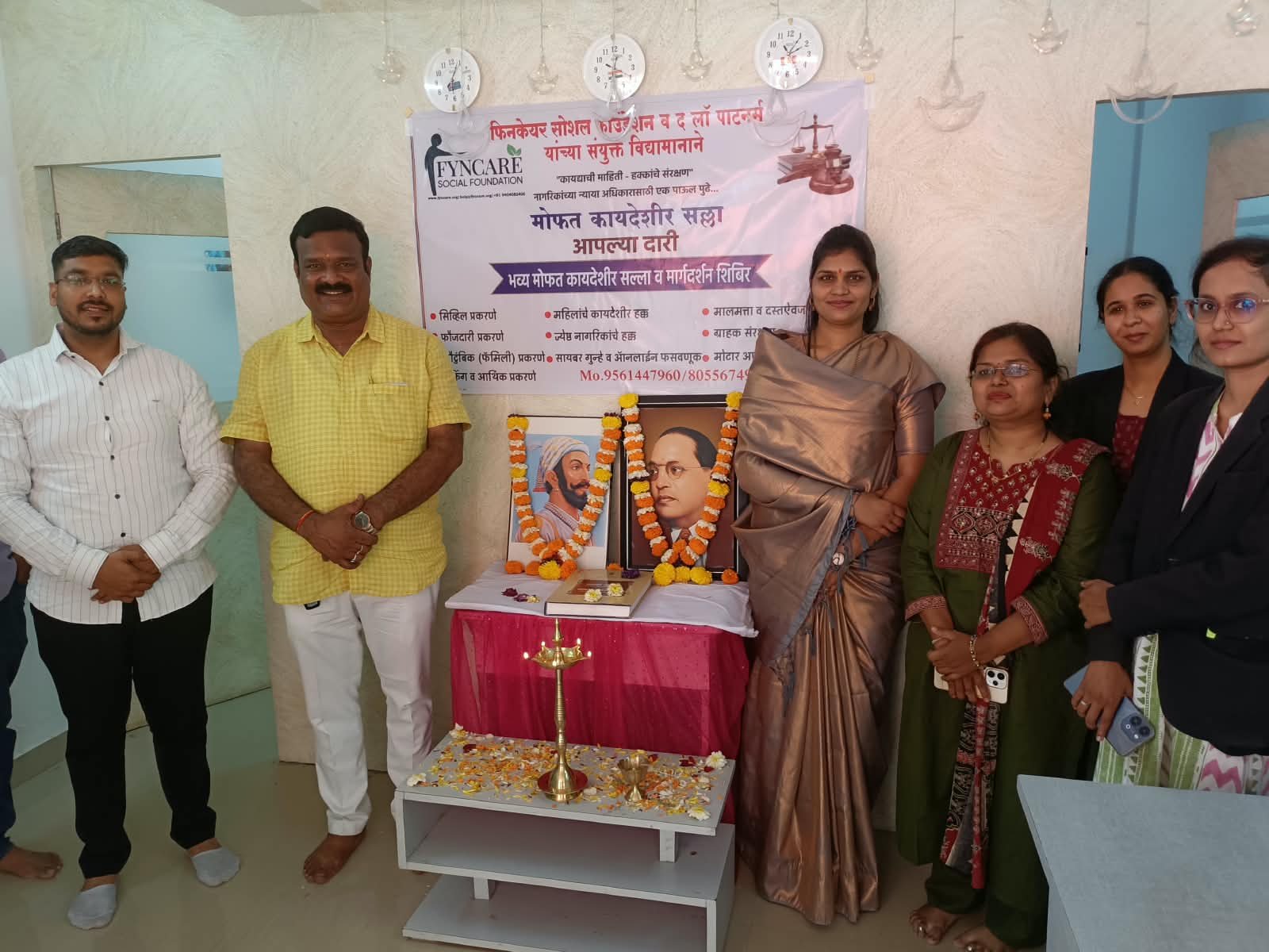 मांजरी गावचे नगरसेविका सौ. सारिका ताई घुले व मांजरी गावचे मा उपसरपंच अमित आबा घुले  यांची भेट  (मोफत कायदेशीर सल्ला व मार्गदर्शन शिबीर )
